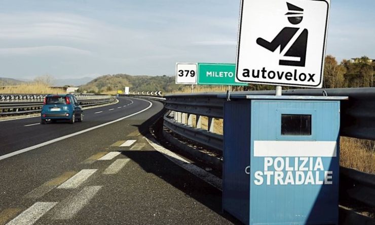 Cartello autovelox in autostrada