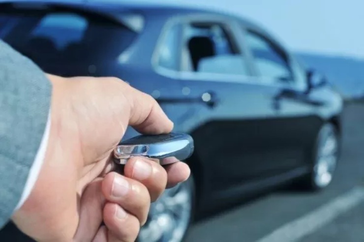 Uomo che ha parcheggiato l'auto lasciando i finestrini aperti