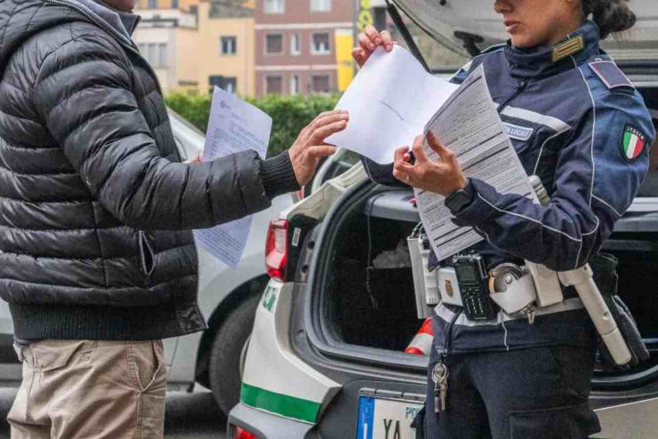 Forze dell'ordine che chiedono documenti ad un uomo