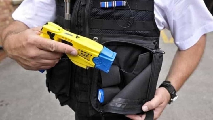 Polizi con in mano un taser 