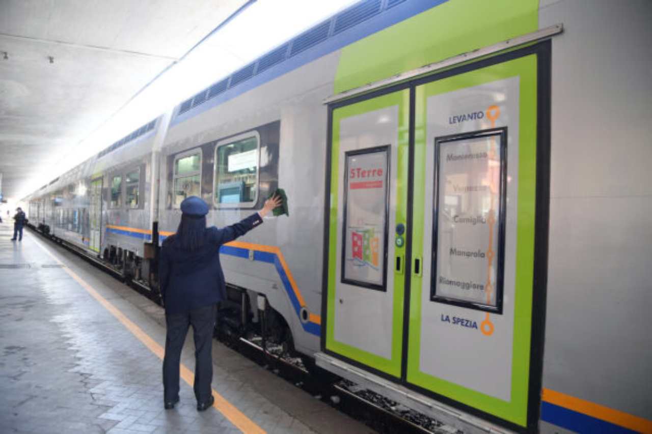 Capotreno che da indicazioni 