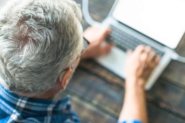 Uomo pensionato al pc 