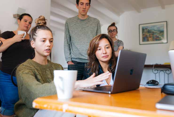 Gruppo di giovani al lavoro