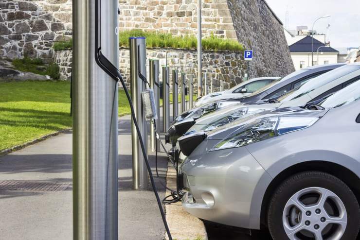 Auto elettriche sotto carica