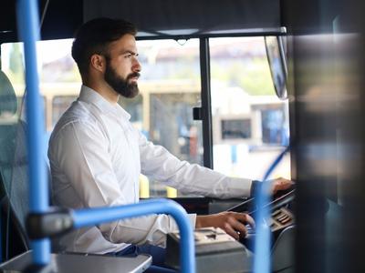 Autista del bus alla guida