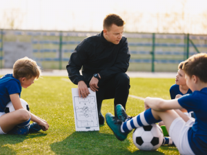 Vuoi diventare allenatore di calcio? Segui i percorsi principali, dai corsi della FIGC alle opzioni accademiche. La tua guida completa inizia qui.