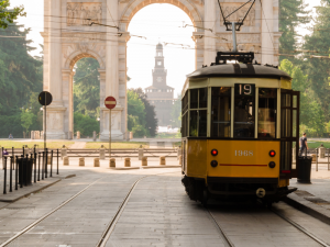 Manifesto informativo sullo sciopero dei trasporti a Milano del 24 gennaio 2024 con orari e suggerimenti per i pendolari