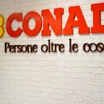 Logo Conad appeso al muro