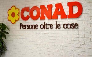 Logo Conad appeso al muro