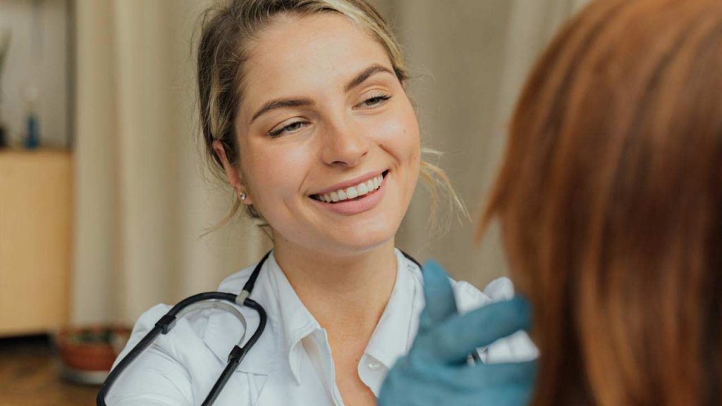 Medico di base, sai quanto guadagna per ogni paziente? Cifre fuori di testa | Ecco perchè hanno tutti la barca