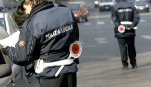 Polizia locale che chiede documenti al posto di blocco