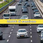 Autostrada e scritta "2100€ di sanzione"