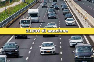 Autostrada e scritta "2100€ di sanzione"