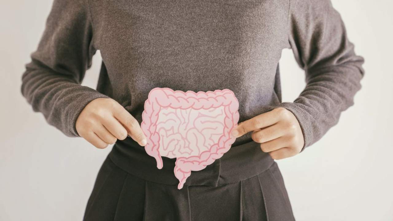 Tumore al Colon, la prevenzione inizia a tavola con le fibre | Ecco i cibi che ti salvano la vita