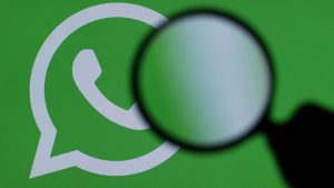 Lente d'ingrandimento su logo WhatsApp