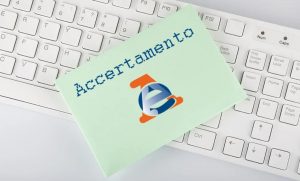 Foglietto su tastiera pc con scritto "Accertamento" e logo Agenzia delle Entrate