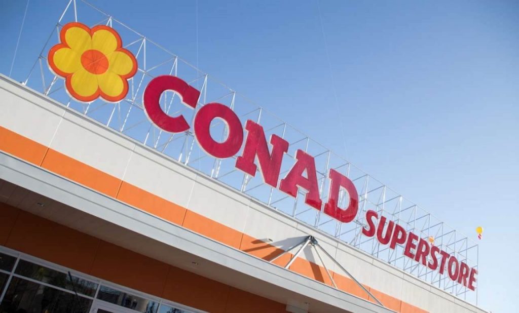 Allarme rosso Conad, dipendenti pagati una miseria e 50 ore di lavoro a settimana | Scoppia la bomba che mette le manette a tutti