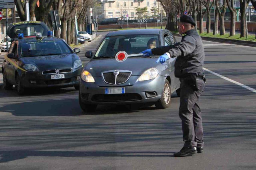 Divieti di circolazione a pagamento, dal 15 aprile scatta la legge: vai a piedi se non paghi 1000€ l’anno per girare | Nessuno è esente