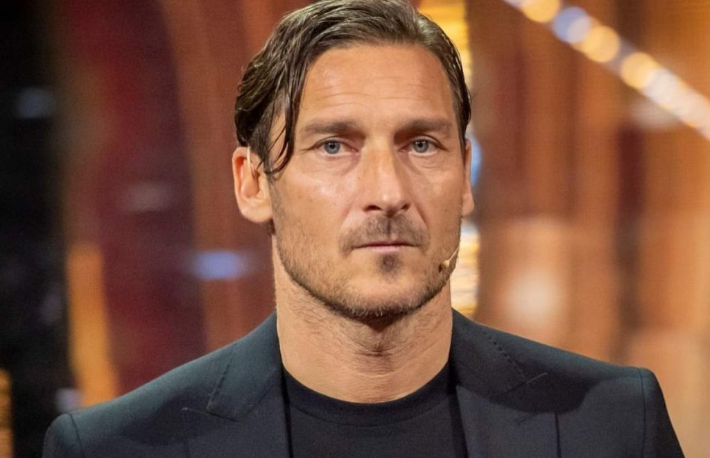 Francesco Totti, la notizia gli è piombata tra capo e collo: l’ha scoperto dai giornali come tutti | La donna della sua vita beccata così