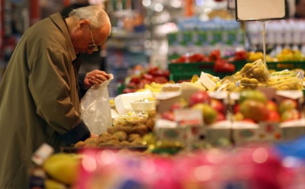 Uomo che prende la frutta al supermercato