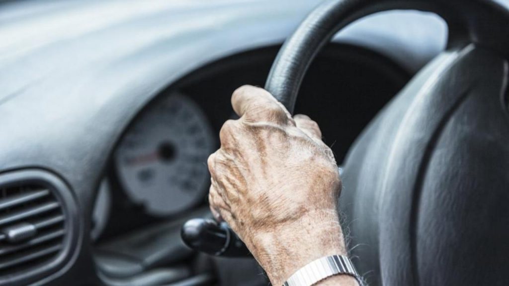 Patente B, da aprile attivo il limite dei 75 anni: devi mollare la macchina | Per lo Stato sei destinato al catetere