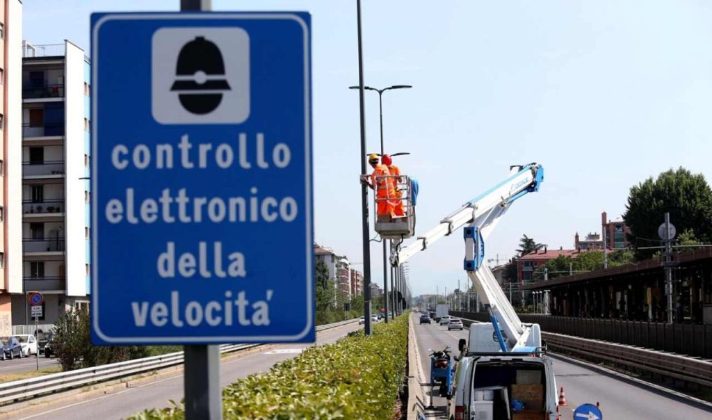 Autovelox 2.0, ti becca anche per 10km/h: multe a cascata per tutti | Devi andare a passo d’uomo