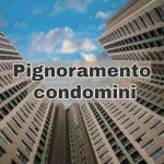 Condominio vista dal basso verso l'alto e scritta "pignoramento condomini"