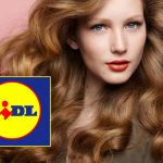 Donna con capelli ondulati messi in piega e logo Lidl