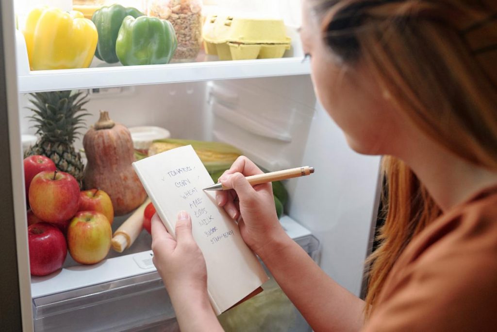 Spesa al supermercato, ecco la lista perfetta per risparmiare: spendi la metà e nemmeno te ne accorgi | Frigo pienissimo