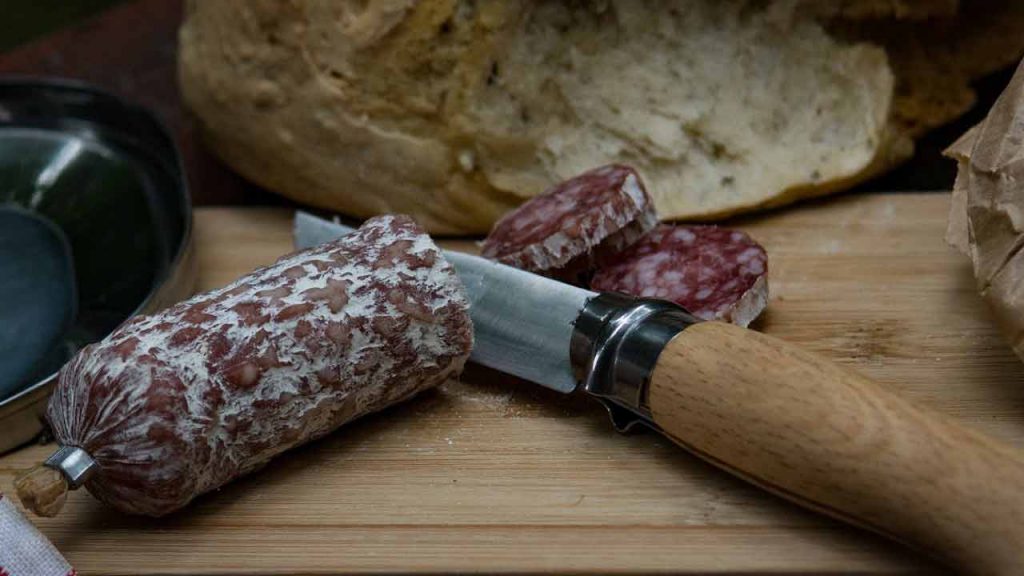 Lo chiamano il salame ammazzacristiani, lo mangi e finisci intubato tra la vita e la morte: lo stanno togliendo dal mercato | Non comprarlo assolutamente