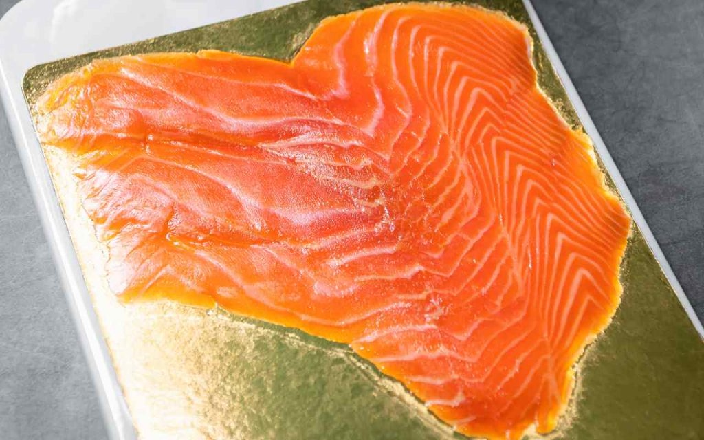 Salmone, non comprare mai queste buste: finisci in terapia intensiva | Pericolo coma irreversibile