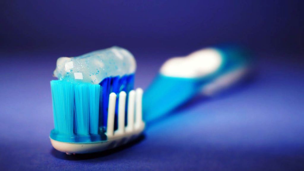 Spazzolino da denti, è strapieno di batteri sopra: con questo trucco gratis lo avrai sempre disinfettato | Lo conoscono solo i dentisti