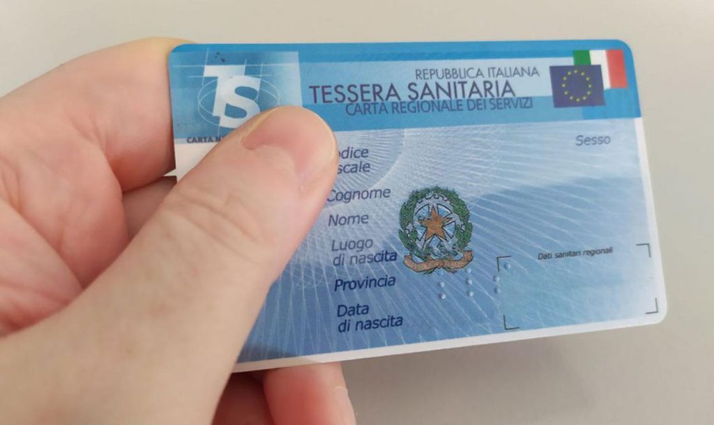 Tessera sanitaria, scatta il canone obbligatorio: se l’hai usata arriva il fisco a bussarti | Devi pagare