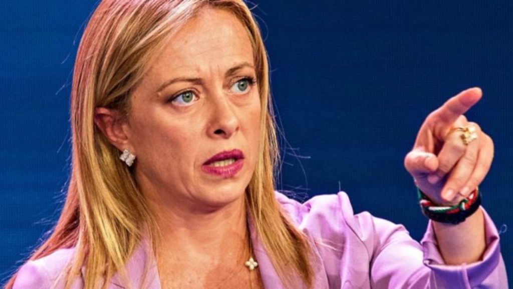Giorgia Meloni minacciosa che indica qualcuno